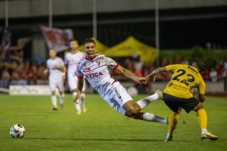 Ilyas Chouaref (SIO), links, gegen Dennis Wyder (DEL), rechts, in der ersten Runde des Schweizer Fussball Cups zwischen dem SR Delemont und dem FC Sion im Stade de la Blancherie in Delemont, am Samstag, 17. August 2024. (KEYSTONE/Georgios Kefalas)